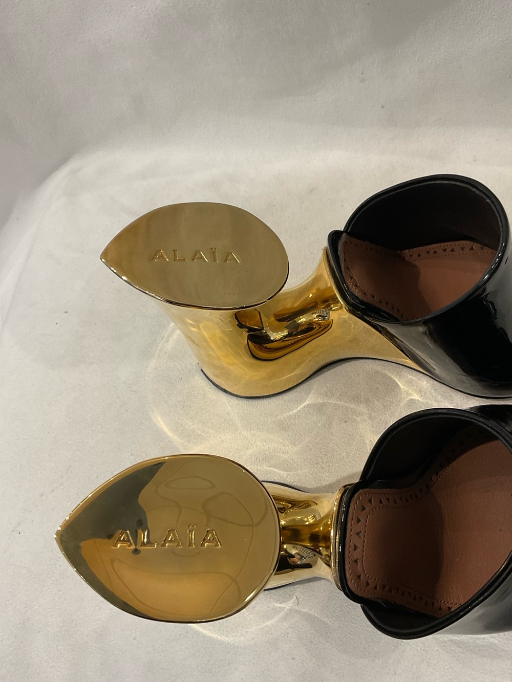 Alaïa La Sculpture Black Patent Leather Mules with Gold Sculptural Heels - Picture 4 of 9